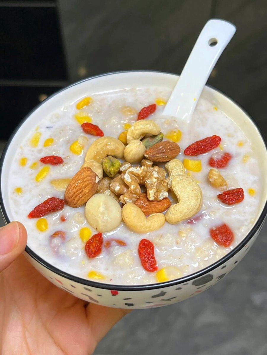 Akabhenywa's tweet photo. Treat myself to a warm bowl of creamy oatmeal with fresh berries for cozy breakfast vibes https://t.co/sTGOGGTDf3