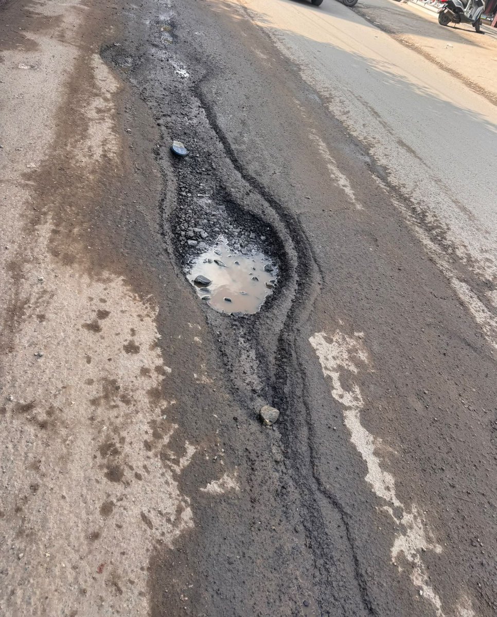 Sai229's tweet photo. @krishnabgowda Sir tagging you for help. Don’t whom to reach out-In Neeladri nagar under Doddathogur Town Panchayat- the roads are in pitiable condition. Massive potholes for many months &amp; no response from the Town Panchayat. Sharing a few pics for your ref- taken today morning https://t.co/jk5oIYcnmq