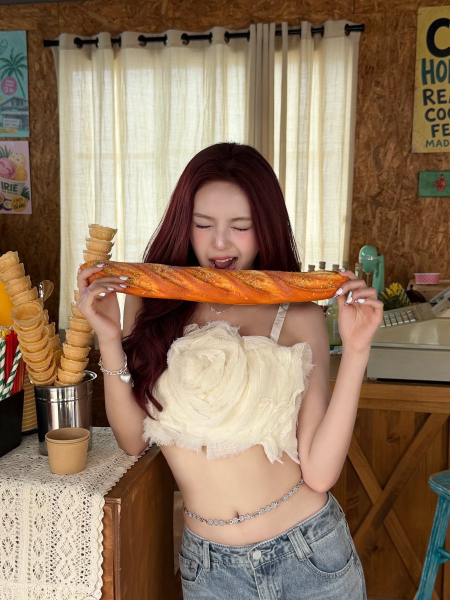 terjefri's tweet photo. oui oui baguette https://t.co/6vwMi7PuxN