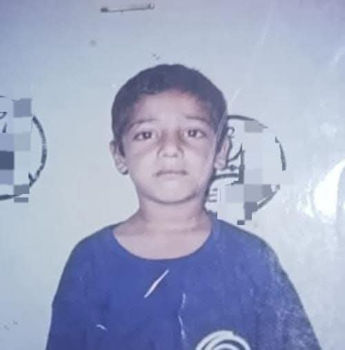 10waliullah's tweet photo. اس بچے کا نام جاوید ہے اور والد کا نام ایاز ہے۔
جاوید سال 2006 کے اگست میں کراچی کے تھانہ شاہ پولیس چوکی لطیف آباد ٹاؤن کو لاوارث حالت میں ملا تھا۔6 سال عمر تھی۔
جاوید کی مادری زبان پشتو ہے۔ اس کے بقول وہ گھر سے نکل کر سمندر کے قریب کہیں پہنچا تھا تو وہاں سے پولیس کو ملا تھا۔
خاندان کے افراد میں سے کسی کا نام یاد نہیں ہے۔
جاوید نے زندگی میں بہت ہی مشکل حالات دیکھے ہیں جو ناقابل بیان ہیں۔ اس وقت بے یار و مددگار زندگی بسر کررہا ہے۔
وہ چاہتا ہے کہ اپنے والدین اور بہن بھائیوں کو دیکھے اور اذیت ناک زندگی سے نکل کر سکون میں آجائے۔ 
ان شاءاللہ فیملی ملنے کے بعد ہم جاوید کی زندگی پر لکھیں گے آپ پڑھ کر اپنی آنکھوں پر قابو نہیں رکھ پائیں گے۔ فی الحال اسکی تکلیف کا احساس کرکے اس پوسٹ کو خوب زیادہ شئیر کریں۔ آپ کا ایک شئیر کسی کی زندگی بدلنے کا سبب بن سکتا ہے۔
کسی بھی اطلاع کے لئے نیچے درج نمبر پر وٹس ایپ کریں 
+923162529829

9 Aug 2026
#waliullahmaroof 
تمام قارئین