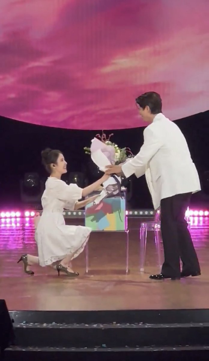 CalmGenesis's tweet photo. #iu making babygirl #bogum cry,, can we talk about how cute and precious there friendship is 😭isn't he also the first one iu did something like this 🌚,, oh that's my real life aesun and gwanshik, just there roles are reversed 😅 https://t.co/cNKS5RCnK3