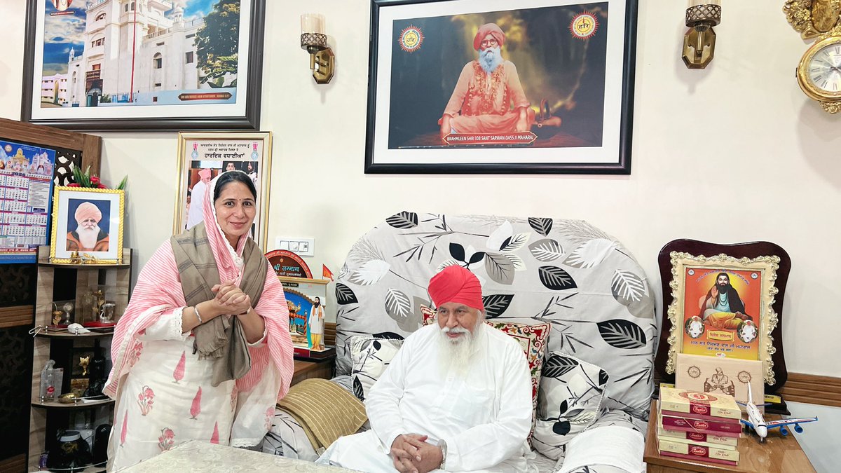 HarjotKaur44's tweet photo. ਜੈ ਗੁਰੂਦੇਵ, ਧੰਨ ਗੁਰੂਦੇਵ।🙏🌸
ਅੱਜ ਡੇਰਾ ਸਚਖੰਡ ਬੱਲਾਂ ਵਿਖੇ ਨਤਮਸਤਕ ਹੋਣ ਦਾ ਸੁਭਾਗ ਪ੍ਰਾਪਤ ਹੋਇਆ। ਪੂਜਨੀਕ ਸ਼੍ਰੀ 108 ਸੰਤ ਨਿਰੰਜਨ ਦਾਸ ਜੀ ਮਹਾਰਾਜ ਤੋਂ ਅਸ਼ੀਰਵਾਦ ਪ੍ਰਾਪਤ ਕੀਤਾ ਅਤੇ ਸਰਬੱਤ ਦੇ ਭਲੇ ਲਈ ਅਰਦਾਸ ਕੀਤੀ। ਸੰਤਾਂ ਵੱਲੋਂ ਮਿਲੇ ਅਥਾਹ ਪਿਆਰ ਅਤੇ ਅਸ਼ੀਰਵਾਦ ਨਾਲ ਮਨ ਸ਼ਾਂਤ ਤੇ ਧੰਨ ਹੋ ਗਿਆ।#JaiGurudev #DhanGurudev https://t.co/w4I2sBYN7b