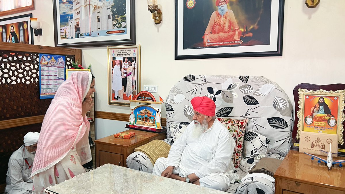 HarjotKaur44's tweet photo. ਜੈ ਗੁਰੂਦੇਵ, ਧੰਨ ਗੁਰੂਦੇਵ।🙏🌸
ਅੱਜ ਡੇਰਾ ਸਚਖੰਡ ਬੱਲਾਂ ਵਿਖੇ ਨਤਮਸਤਕ ਹੋਣ ਦਾ ਸੁਭਾਗ ਪ੍ਰਾਪਤ ਹੋਇਆ। ਪੂਜਨੀਕ ਸ਼੍ਰੀ 108 ਸੰਤ ਨਿਰੰਜਨ ਦਾਸ ਜੀ ਮਹਾਰਾਜ ਤੋਂ ਅਸ਼ੀਰਵਾਦ ਪ੍ਰਾਪਤ ਕੀਤਾ ਅਤੇ ਸਰਬੱਤ ਦੇ ਭਲੇ ਲਈ ਅਰਦਾਸ ਕੀਤੀ। ਸੰਤਾਂ ਵੱਲੋਂ ਮਿਲੇ ਅਥਾਹ ਪਿਆਰ ਅਤੇ ਅਸ਼ੀਰਵਾਦ ਨਾਲ ਮਨ ਸ਼ਾਂਤ ਤੇ ਧੰਨ ਹੋ ਗਿਆ।#JaiGurudev #DhanGurudev https://t.co/w4I2sBYN7b