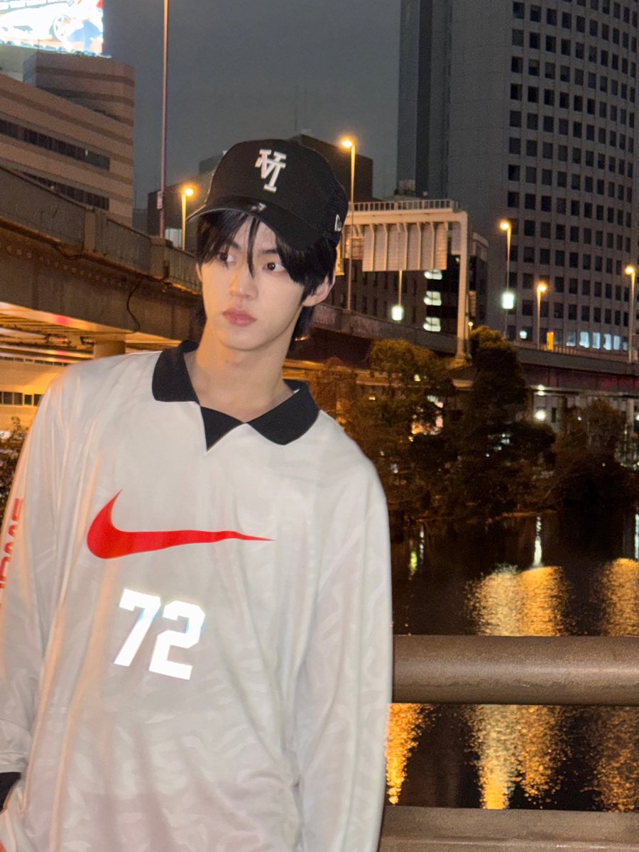 eyfbddl427's tweet photo. 길거리 돌아다니다가 사진 찍어준다고 하니까 포즈 취하는 남친 mood https://t.co/KyDxWcTiNH