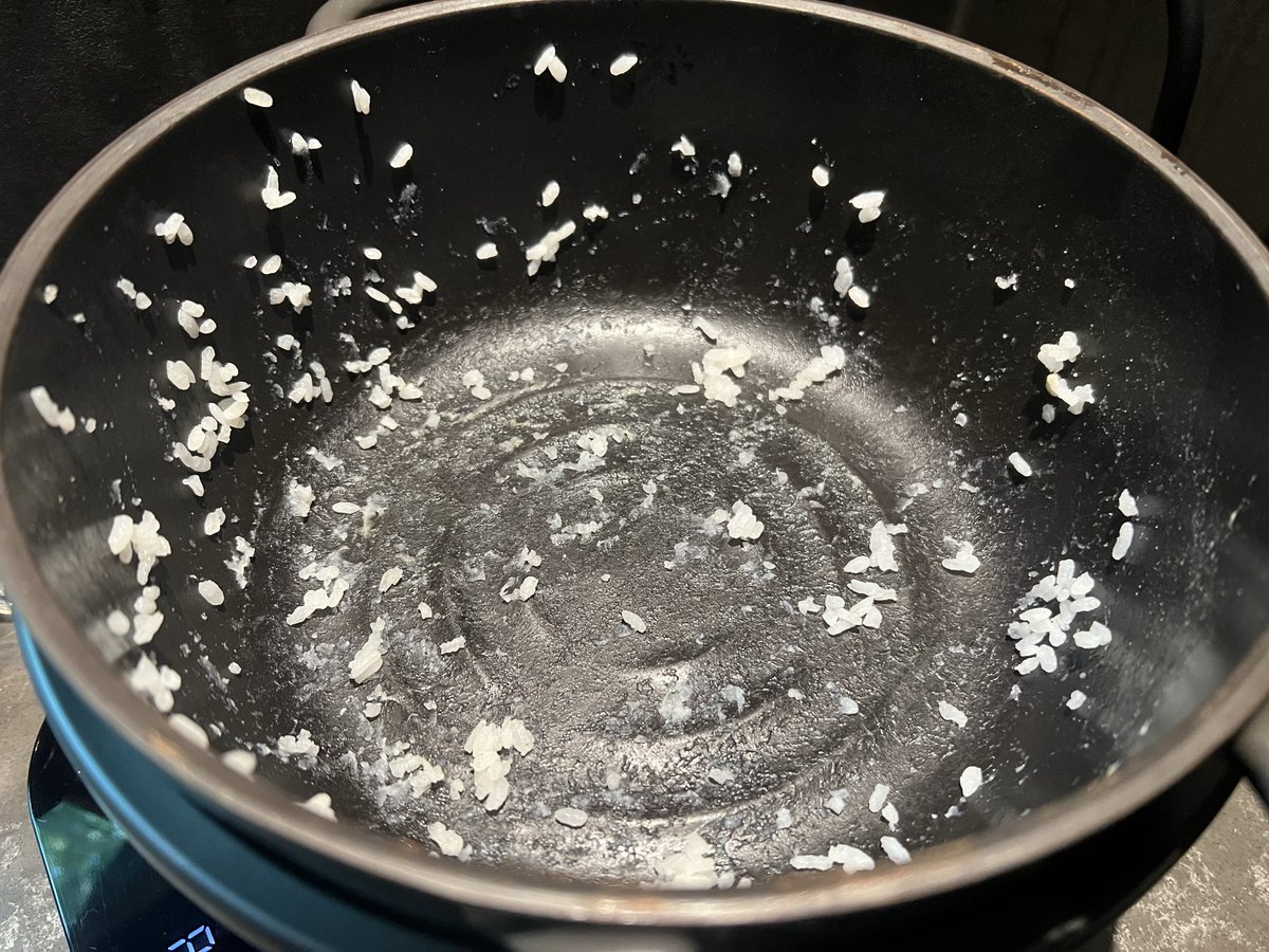 JoelLotion's tweet photo. バーミキュラの炊飯器、別に美味しくないし米がこびり付いて片付け大変だし意味が分かりませんでした。 https://t.co/CUB6rQ2NXB