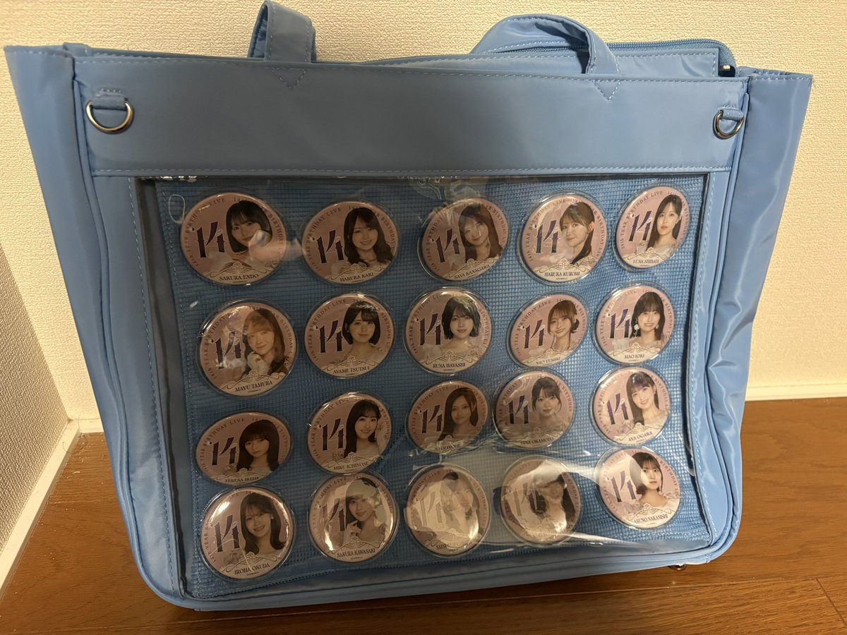 AwiSoldot's tweet photo. 神宮に持って行く推しバックの缶バッジを付けてみました😊4期と5期をつけてみたけど期別で揃えるか考え中🤔
 #真夏の全国ツアー2026
#乃木坂46 https://t.co/Jrm5pWX4Lf