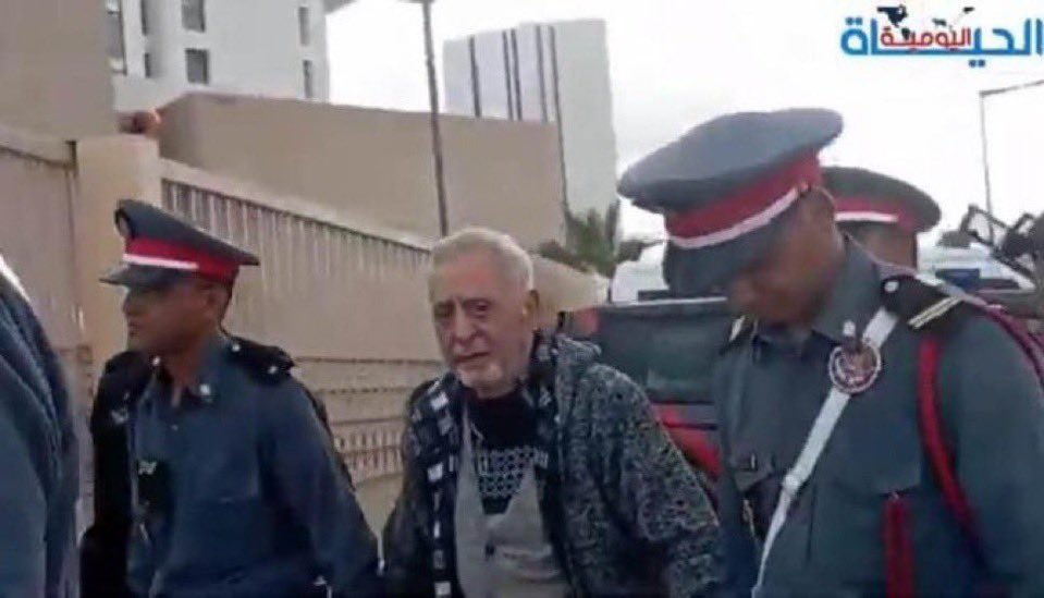zack2nice's tweet photo. Cet homme que la police de Mohammed VI traîne comme un criminel est Mohamed Ziane, 82 ans, ancien ministre marocain des Droits de l’Homme. Il a été enlevé chez lui par 30 policiers, en plein moment de prière, puis jeté à la prison d’Al-Arjat.

Son “crime” : il a publiquement critiqué le roi Mohamed VI, dénoncé la répression, et demandé des enquêtes sur les biens et les pratiques du pouvoir. Pour cela, il a été condamné à une série de peines qui l’enferment pour près de 10 ans.

À son âge, c’est une condamnation à mourir en prison. Mohamed Ziane est aujourd’hui le plus vieux prisonnier politique au monde.

Le Maroc se prétend une démocratie, mais c’est un régime où la monarchie verrouille tout : l’État, la justice, les médias. Critiquer le roi suffit pour finir en prison.