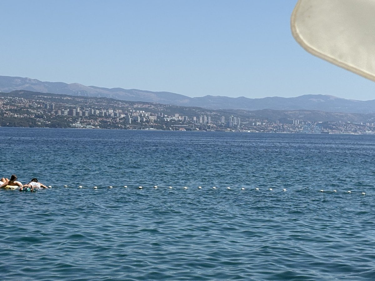 BurghDanny's tweet photo. @RadioRijnmond Dennis en Dennis komen goed door in Opatija. Kijkend vanaf het strand naar stadion Kantrida Rijeka… slechte herinnering europees voor Feyenoord daar, 3-1  verlies in 2014. Dus vandaag dan maar 3 pnt in de derby! 

#Rijnmondsport #spafey https://t.co/wqDf27gLHQ
