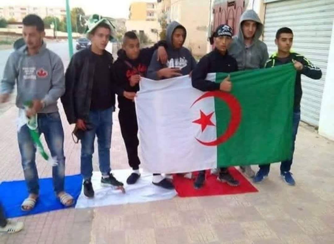 chrysalide21000's tweet photo. J'ai la haine quand je vois ces merdes piétiner ou  brûler le drapeau français, tant d'hommes sont morts pour le sauver 😡😡😡 je hais cette nouvelle gauche irresponsable 🤮🤮🤮 https://t.co/EpbNyMjH0P