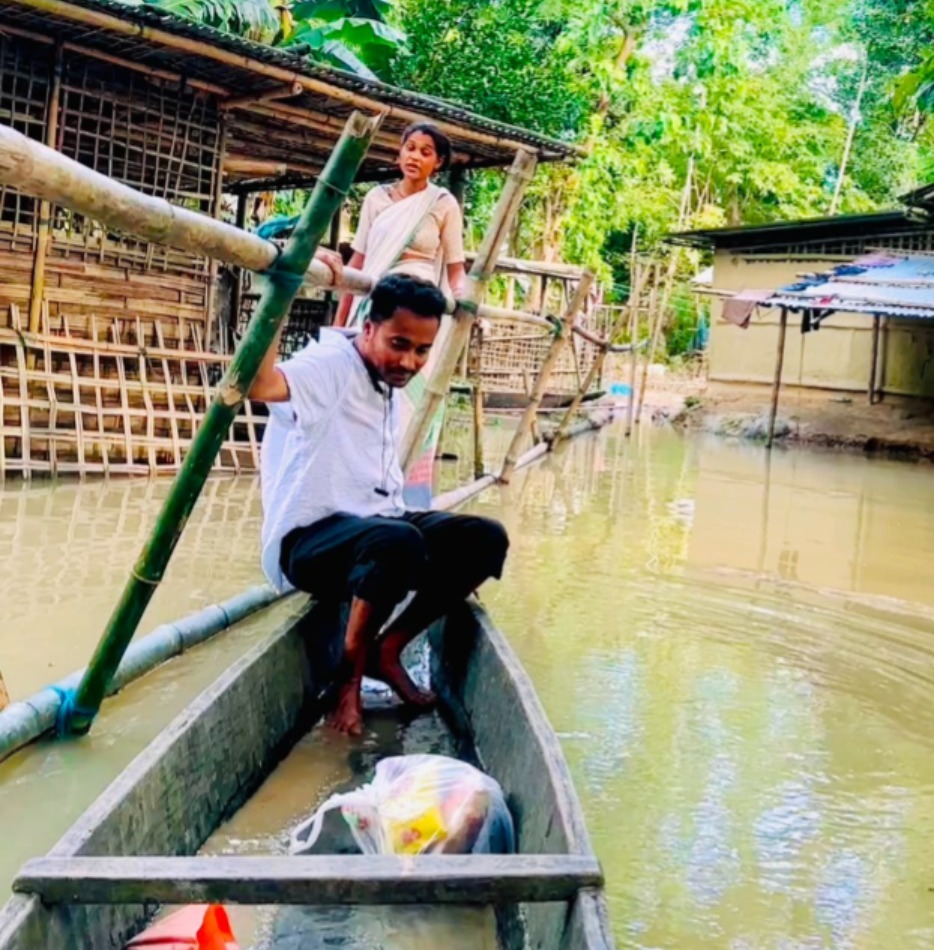 NewsStar69313's tweet photo. Assamese Youtuber Bhukhan Pathak Steps Up For Assam Flood Victims, Distributes Relief Worth ₹3 Lakh In First Phase.
#Assamese #Youtuber #Bhukhan #Pathak #Steps #Up #For #Assam #Flood #Victims #Guwahati #Assam
https://t.co/aBO2BF7yQG https://t.co/a93jR0YT8d