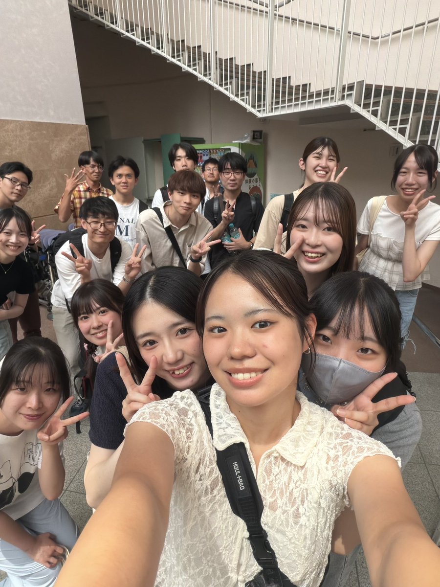 Ens_Shimaenaga's tweet photo. 8/9練習報告🍉

合宿後初練習でした🌻
課題曲を中心にみっちり練習！音楽監督が「あと2時間欲しかったな〜」と呟くほど濃い練習ができました！

2枚目は練習中突然始まったお絵描き大会の様子🖼️どれも癖強めですね！！
シマエナガは中顔面短めに書くと可愛くなるそうです🕊️

#シマエナガ　#合唱団 https://t.co/RDdUFAkiOf