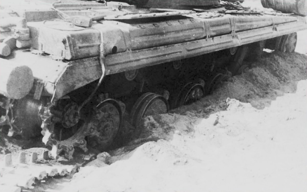 obiekt219's tweet photo. T-64Aは転輪が土に深くめり込んでしまったため、自力で履帯を脱落させることが出来なかったと
すべての車両を同じ条件に揃えるために掘り起こしたあとにT-64Aの履帯を転輪から取り外したと

写真1枚目 T-62
写真2枚目 T-80
写真3枚目 T-72
写真4枚目 T-64A

写真でみるといきなり沈んでますね... https://t.co/5FJ6JDYYFw