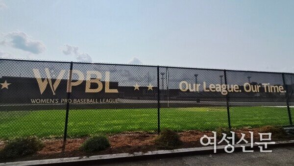 et16_writer's tweet photo. 72년 동안 여자야구는 '그들만의 리그(A League of Their Own·1992)' 영화 제목으로만 기억됐습니다.

그러나 지금 스프링필드의 담장에는 이렇게 적혀 있습니다.

"Our League. Our Time."

이제는 '그들'이 아니라, 우리의 리그. 우리의 시간입니다. https://t.co/20N1VwhTeA