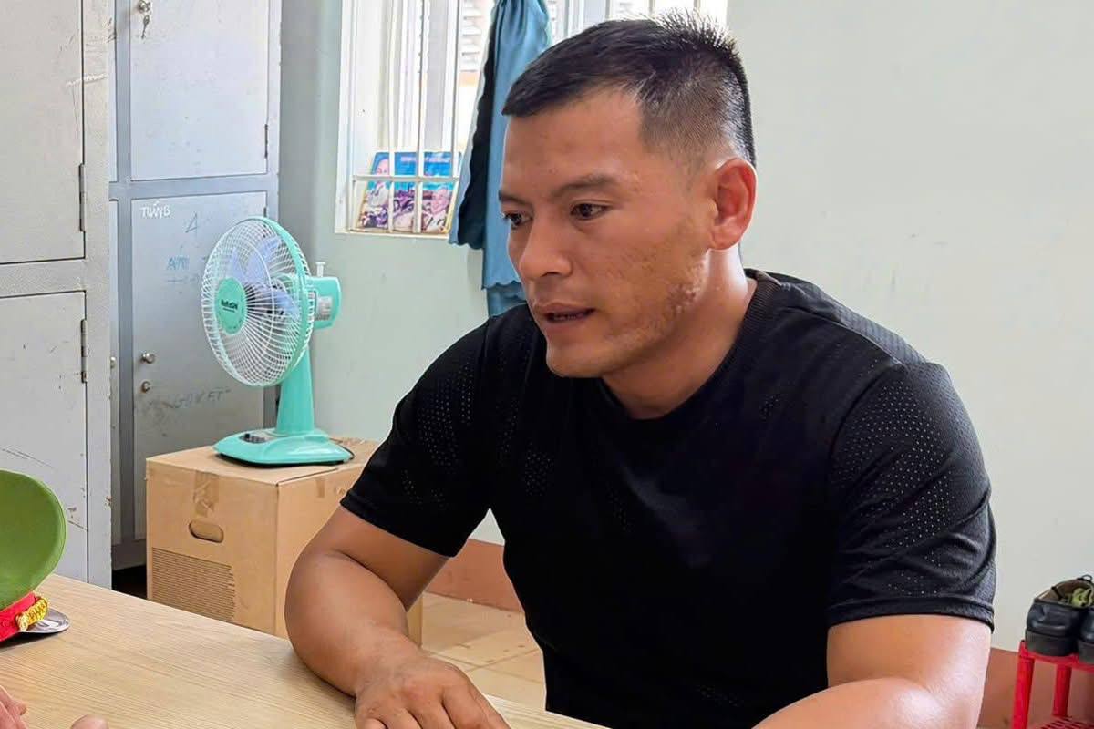 nvthu3i's tweet photo. Đào Minh Thuận, 36 tuổi, bị tạm giữ hình sự sau khi lái xe máy đuổi theo rồi đạp ngã chồng cũ của bạn gái. Không hiểu lý do là gì, nhưng thế là chơi không đẹp rồi. https://t.co/7ZwFX1suxe