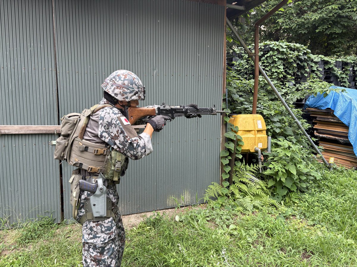 h8_11_11_Q's tweet photo. ちゃんと20式だけじゃなくて64も9ミリ機関拳銃もあったんですよ https://t.co/Ssp0lklr1d