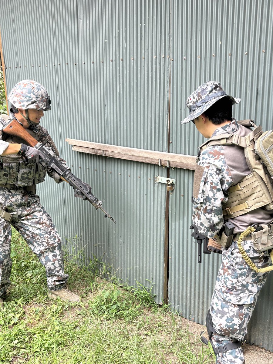 h8_11_11_Q's tweet photo. ちゃんと20式だけじゃなくて64も9ミリ機関拳銃もあったんですよ https://t.co/Ssp0lklr1d