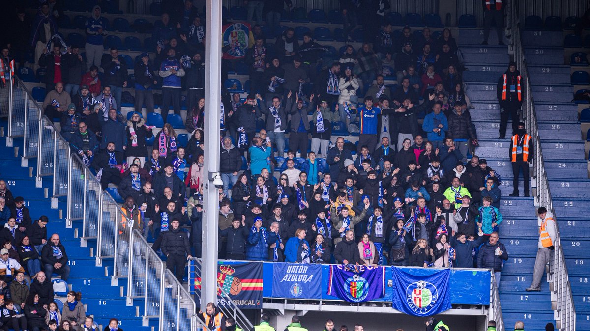 GetafeCF's tweet photo. 😏 Gente, ¿y si repetimos la del año pasado en Mendizorroza? ¿y la de hace dos?

🚨 Este lunes, 10 de agosto, a las 10:00h, comienza la venta de #entradas para el #AlavésGetafe de la primera jornada de #LALIGA.

🎟️ Solo online. ¡Ponte un aviso!