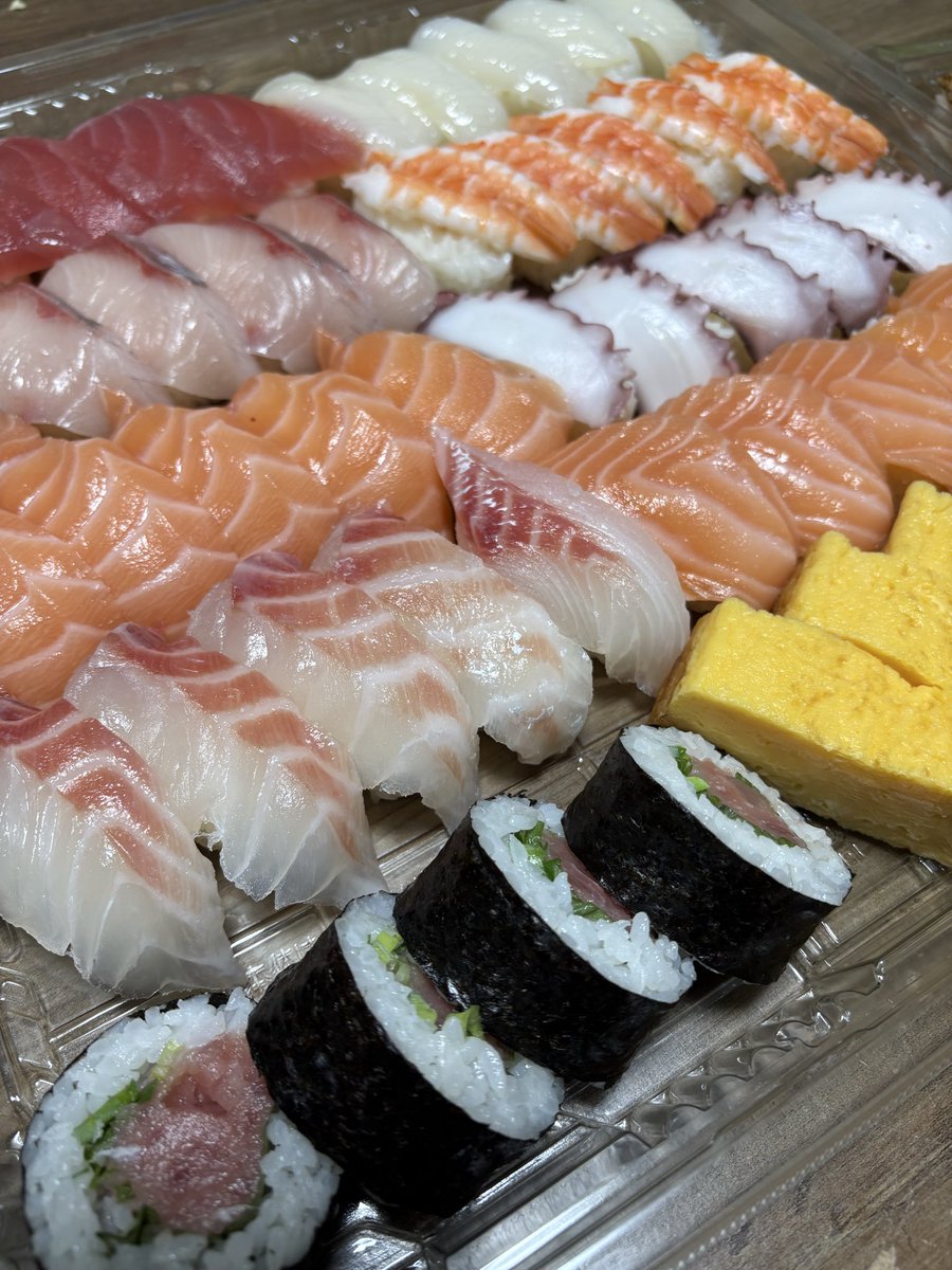 KoteChannel's tweet photo. シースーを食べる🍣 https://t.co/UhWKOQDNIJ