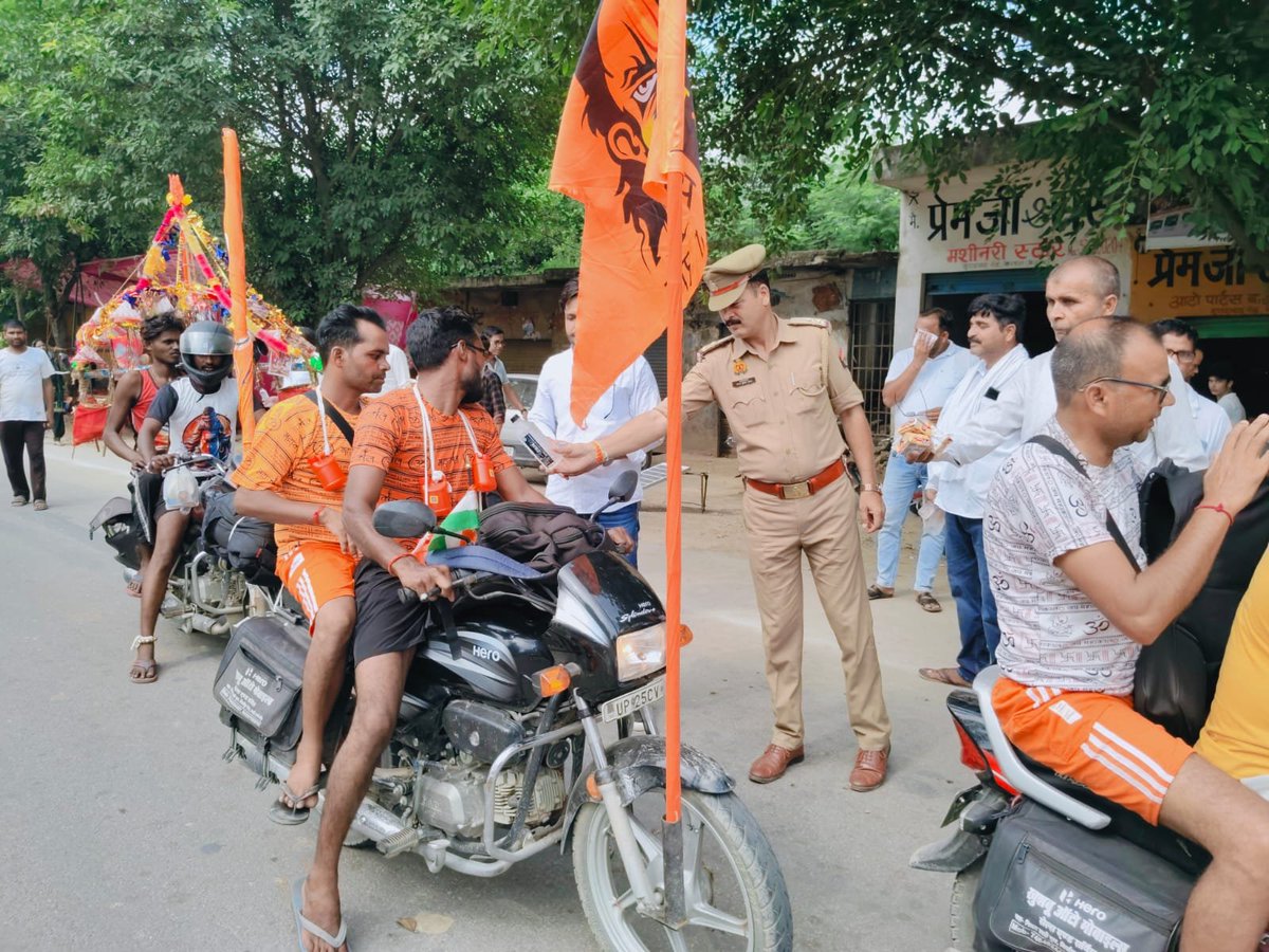 Imran03168451's tweet photo. स्योहारा पुलिस लगातार दिन-रात मेहनत कर कांवड़ियों की सुरक्षा को लेकर मुस्तैद  रहती है थाना अध्यक्ष संजय कुमार तोमर  एस आई प्रमोद कुमार शर्मा @UPGovt @dgpup @igrangebareilly @igrangebareilly @digmoradabad @bijnorpolice @psseoharabjr https://t.co/N0ETrGtEuz