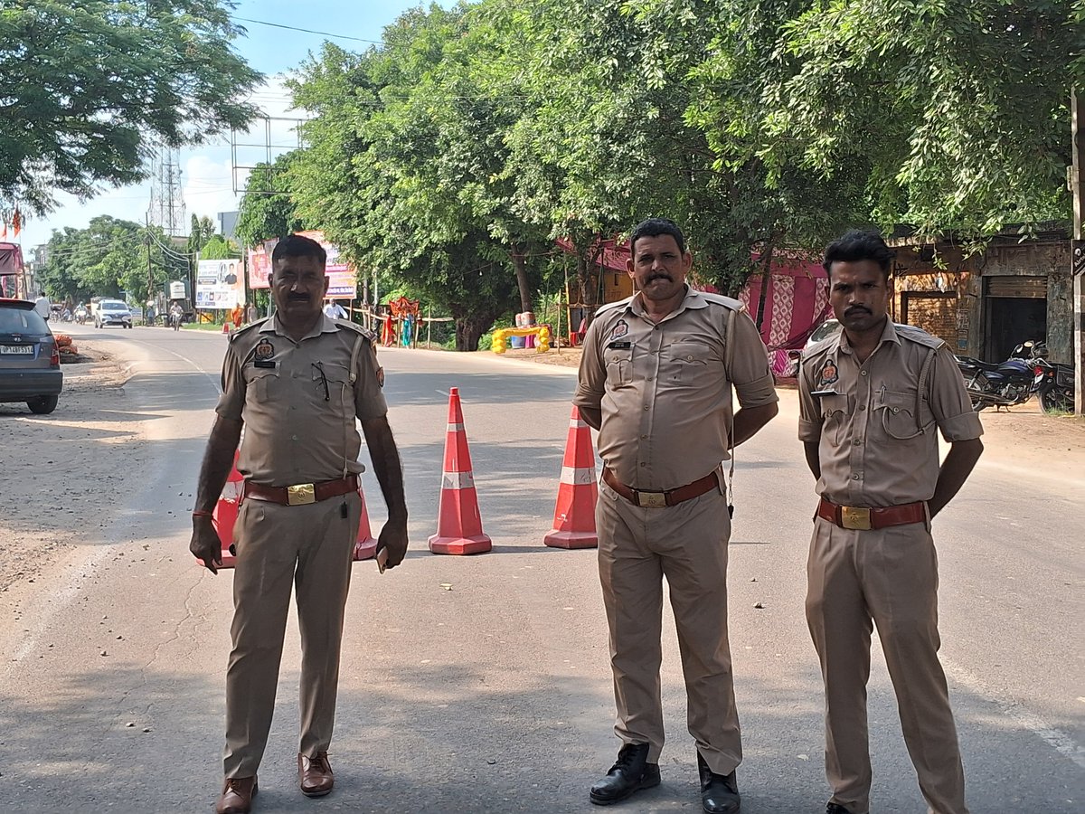 Imran03168451's tweet photo. स्योहारा पुलिस लगातार दिन-रात मेहनत कर कांवड़ियों की सुरक्षा को लेकर मुस्तैद  रहती है थाना अध्यक्ष संजय कुमार तोमर  एस आई प्रमोद कुमार शर्मा @UPGovt @dgpup @igrangebareilly @igrangebareilly @digmoradabad @bijnorpolice @psseoharabjr https://t.co/N0ETrGtEuz