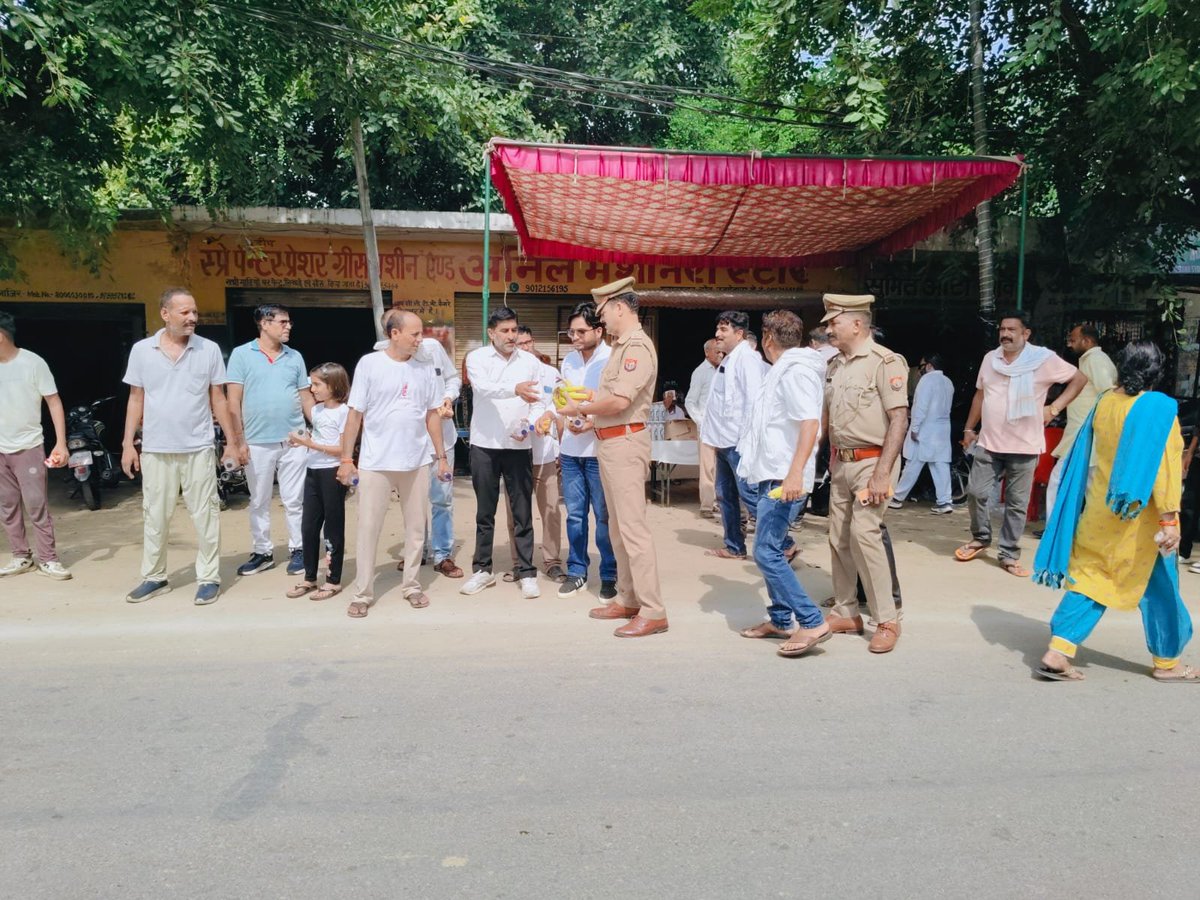 Imran03168451's tweet photo. स्योहारा पुलिस लगातार दिन-रात मेहनत कर कांवड़ियों की सुरक्षा को लेकर मुस्तैद  रहती है थाना अध्यक्ष संजय कुमार तोमर  एस आई प्रमोद कुमार शर्मा @UPGovt @dgpup @igrangebareilly @igrangebareilly @digmoradabad @bijnorpolice @psseoharabjr https://t.co/N0ETrGtEuz