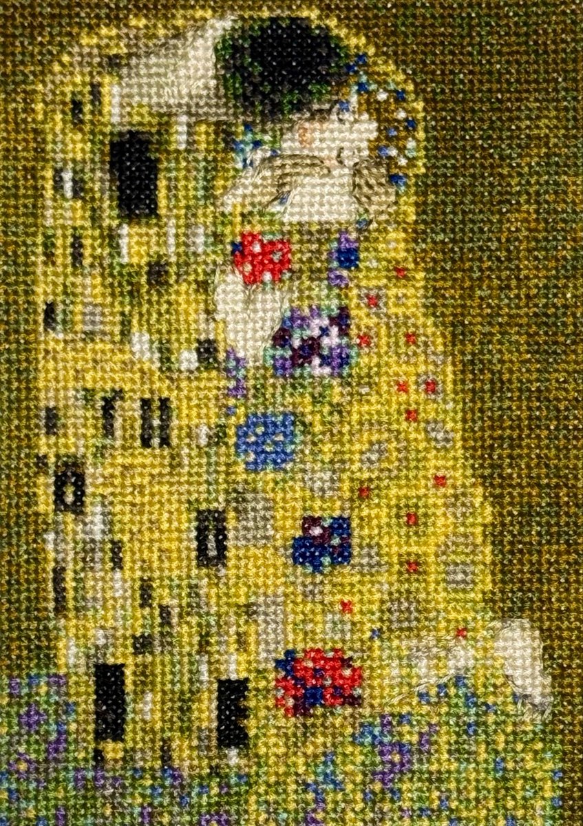 QUARTETTE666's tweet photo. クリムトの接吻
暑いし家の中で刺繍するのが一番🪡

#クロスステッチ
#オリムパス https://t.co/1f776w7Xe0