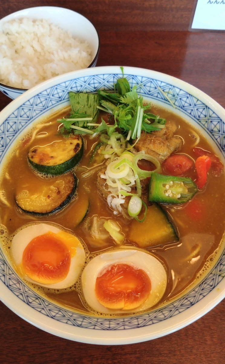 kaze0123's tweet photo. 一世風靡　金沢市新保本

🍜鶏肉と野菜のカレーとんこつ（期間限定）+煮たまご

夏の限定は恒例のカレーとんこつ😃たくさんの野菜が入って毎年楽しみにしている一杯✨
最後はカレースープをごはんにかけて〆のスープ茶漬😋
しかしお店の混み方がハンパない💦 https://t.co/bHPTv59ukZ