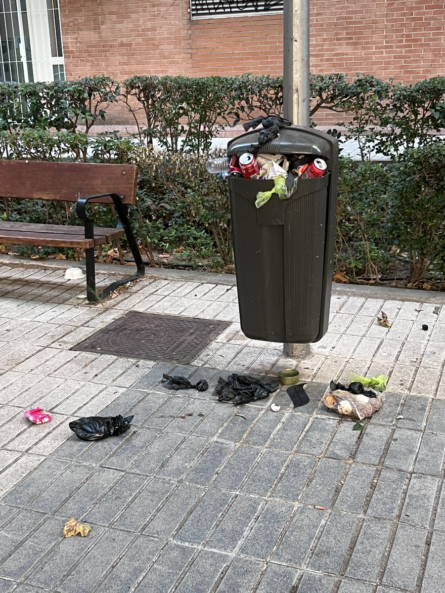 lolacorchero's tweet photo. @MADRID papelera en calle de Puerto Serrano, hay dos más igual, llevan así una semana … https://t.co/7iCEuwjl4c
