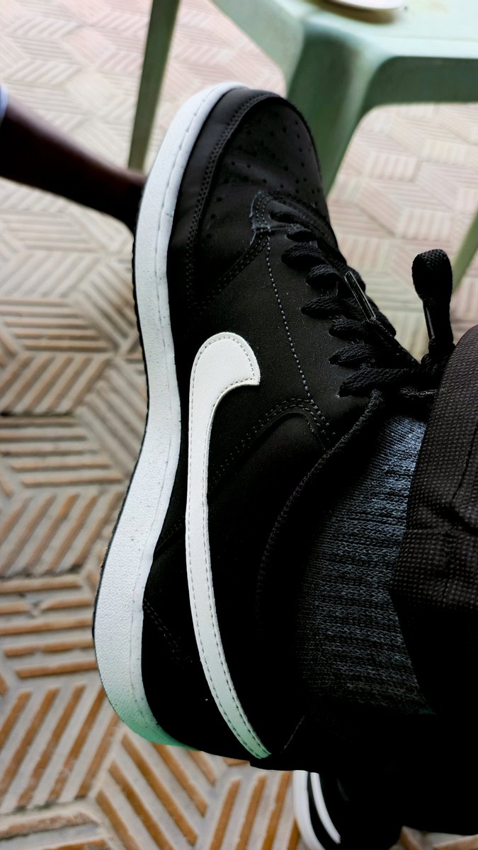 AbdiLaylon's tweet photo. I bought these sneakers and didn't like them at all.
I wore them for a little while, then started wearing another pair and forgot about them.
No they're the shoes I wear the most.
I still don't know why I didn't like them when I first bought them. https://t.co/jWEigw6kQV