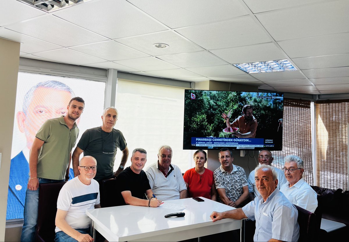 zekzeki85's tweet photo. Bugün yeni bir başlangıcın, yeni bir umudun ve daha güçlü bir geleceğin adımını attım. Yeni parti İlçe Başkanlığımızı ziyaret ederek partimize üyeliğimi gerçekleştirdim. Süreç içerisinde göstermiş oldukları özverileri için başta İlçe Başkanımız TC Ertürk Çapın ve yönetim kurulumuza teşekkür ederiz.

Bu geçiş sürecinde Siyaset yollarımızı farklılaştırabilir ama yoldaşlığımızı, dostluğumuzu ve ortak mücadelemizi asla bitirmemeli.
Bugün farklı bir siyasi yol tercih etmiş olabilirim. Ancak CHP’de kalan, aynı değerlere ve aynı güzel yarınlara inanan tüm yoldaşlarımız benim için dün olduğu gibi bugün de çok kıymetlidir.

İnanarak, gönülden ve kararlılıkla çıktığımız bu yolda; birlik, beraberlik ve dayanışma içinde güzel yarınlar için mücadele edeceğiz.

Haydi hep birlikte, daha güçlü ve daha güzel bir gelecek için! 🇹🇷
@YeniPrtiBornova