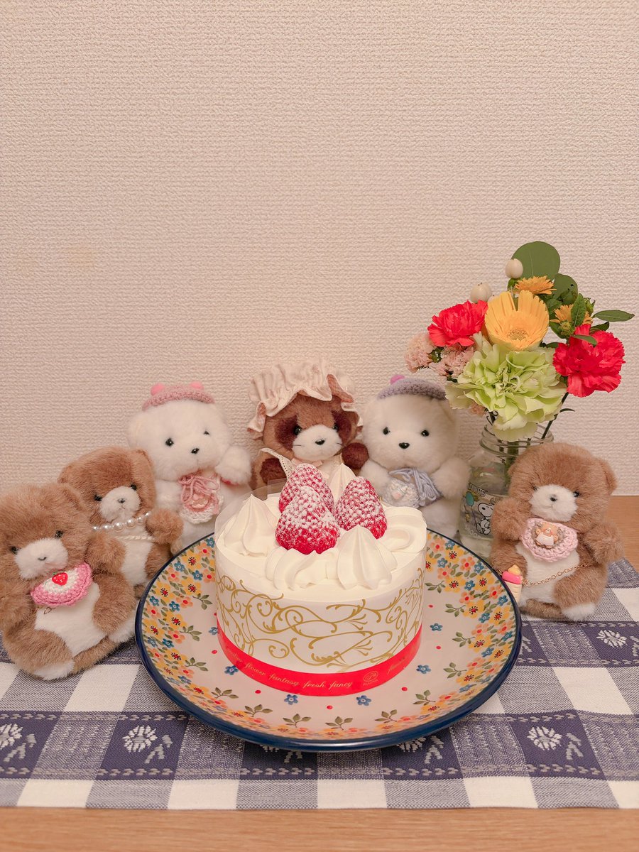 8388_star's tweet photo. 主　改めて誕生日ケーキを食べるの巻🎂🤍🩵🤍🩵
ケーキは不二家がいいなと決めてたので
不二家ののケーキ🎂 https://t.co/6aPm6gsbt5