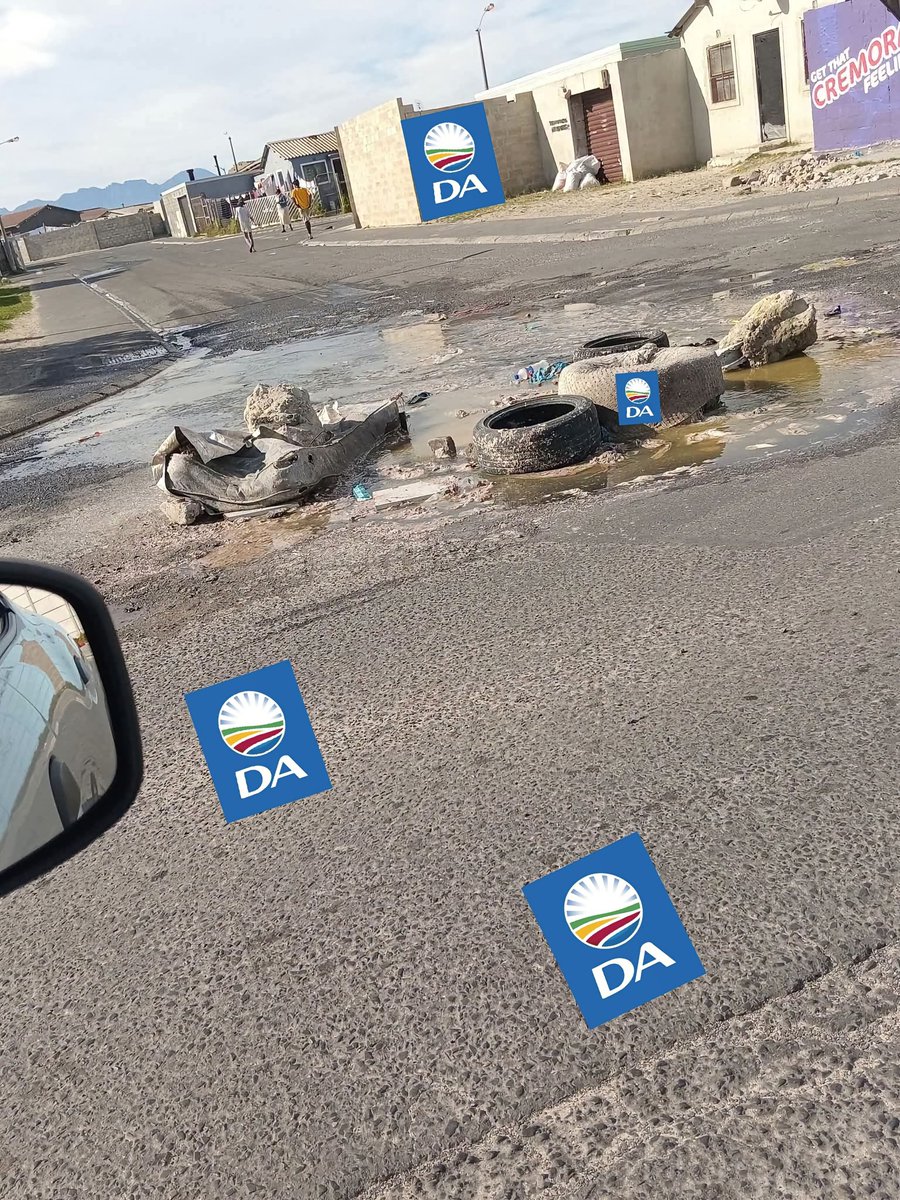 BeeMashele's tweet photo. ANC and DA are the same shit ... no service delivery ... DA only do service delivery to only  whites ...

#VoteEFF 

Afri forum ... ENCA ... sunday world ... Julius Malema  ... https://t.co/vX8QGCTHfC