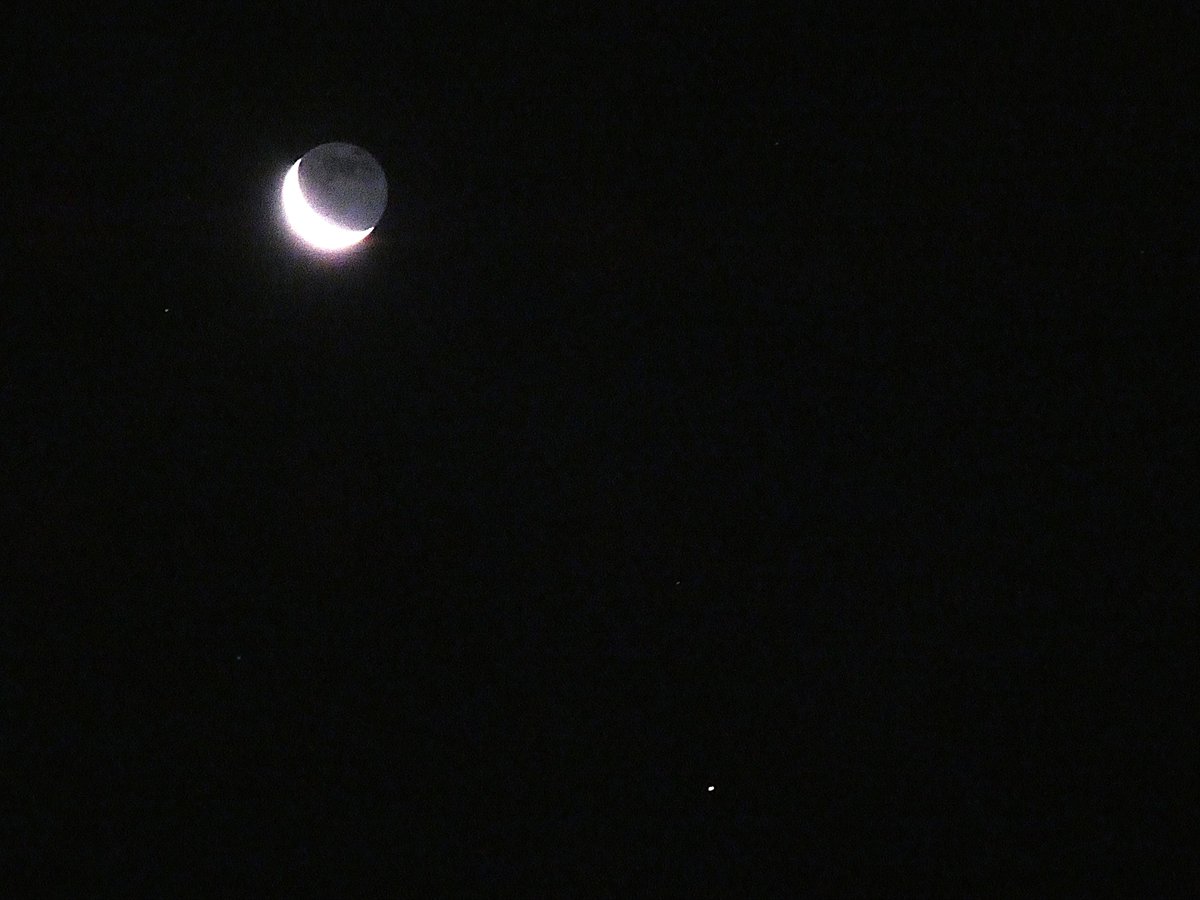 PeterLewis55's tweet photo. The Moon and Mars close encounter! 4am shot this morning!
#MoonHour @StormHour @MoonHourSocial https://t.co/nS0vlaZJ8x