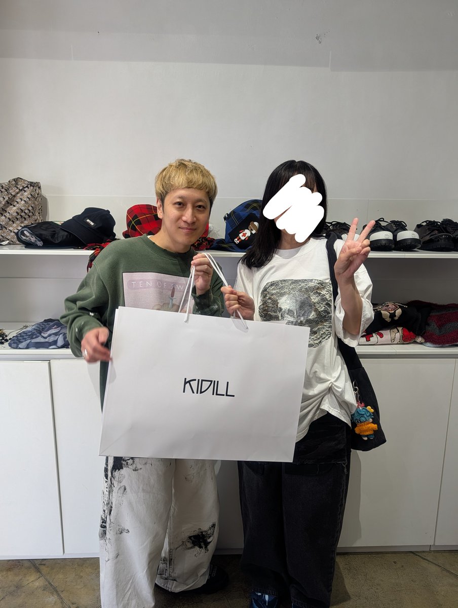 225amo's tweet photo. KIDILLのお店✨
問い合わせに丁寧に対応してくださるカネさんにやっとご挨拶‼️
初日で新作の売り切れが出てると聞いて2日目の今日行ってきた😊Trevor BrownコラボTシャツ購入🎶可愛い缶バッジもいただいた🎁選んでる間のお話もとても楽しかった🎶
また行きます‼️
#KIDILL #TrevorBrown https://t.co/IcvnkXcXg4