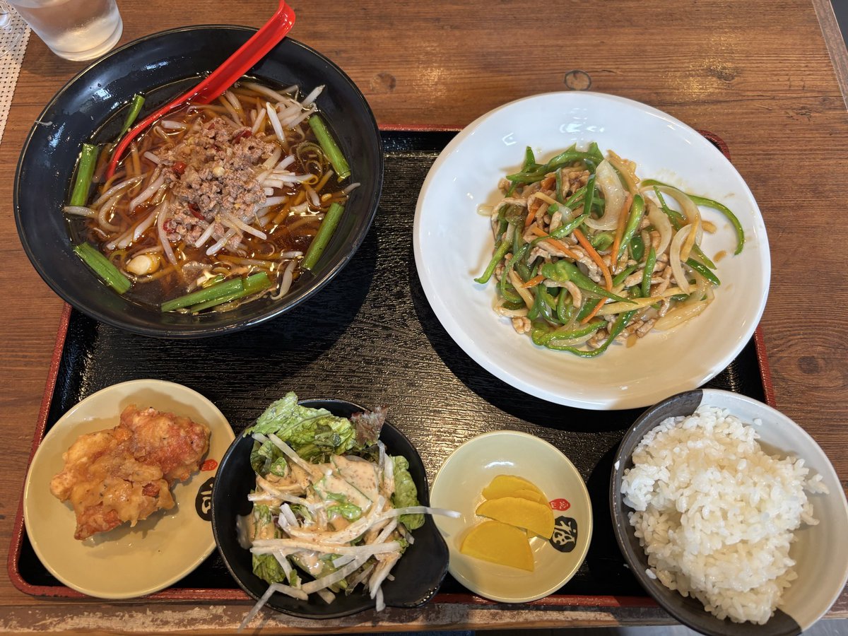 tig56407's tweet photo. 夕飯は青椒肉絲定食+
台湾ラーメン（+150円）です
コーヒーも無料で付いてます（感謝🙏）
青椒肉絲はお肉しっかり噛みごたえあり、ピーマンが抜群に美味い！（シャキシャキ）
台湾ラーメンは辛すぎず良いですね。
もやし、ニラがシャキシャキで良い👍
昼が軽かったのでガッツリ系で満腹🕺 https://t.co/T4TkxipqvV