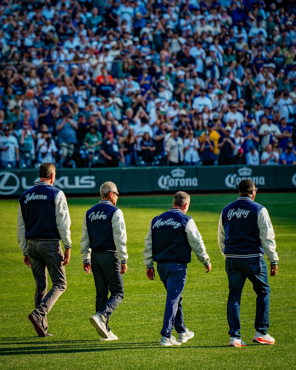 nut_history's tweet photo. What a shot 

Randy Johnson, Ichiro, Edgar, Griffey Jr. https://t.co/Ox1BSEwrWP