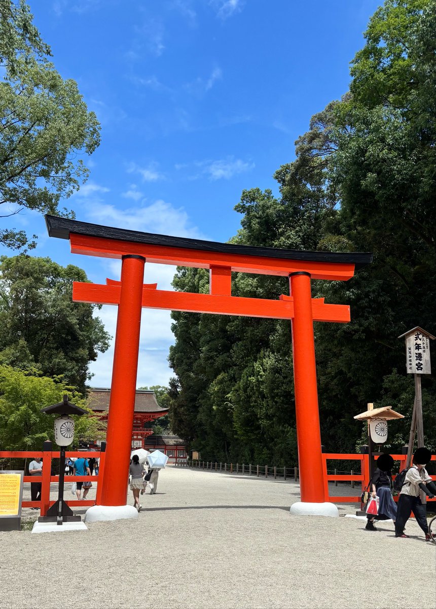atarilife's tweet photo. @dazaifutenmangu @fukutoku_mebuki @tokyodaijingu ⑨ 下鴨神社（賀茂御祖神社）

五穀豊穣や厄除けの神様として信仰され
国宝の本殿には賀茂建角身命と玉依媛命が祀られています

糺の森を通って境内へ🌳
一面に広がる緑が綺麗で通るだけで心がすっとする
木々に迎えてもらっているような感じ☺️

私のパワースポット✨⛩️✨
今年も来られてよかった！ https://t.co/q0qCnWKDJm