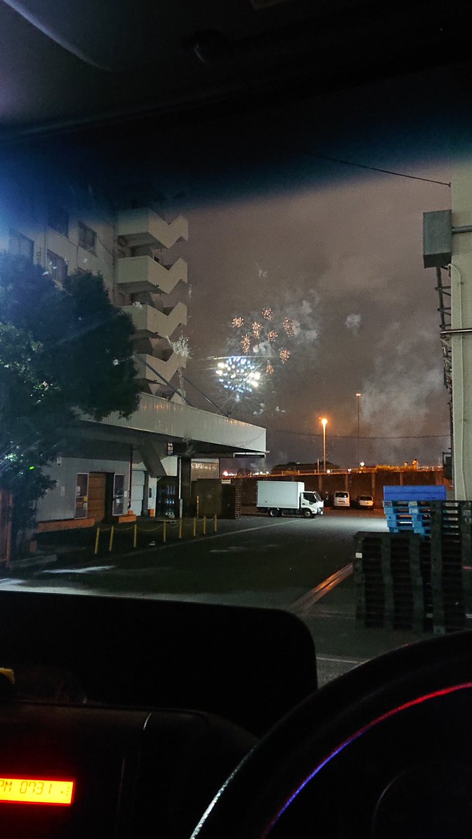 N_safeDR21's tweet photo. 横浜で花火上がってら

た〜まや〜〜〜〜〜 https://t.co/DFgYiuI3Hz