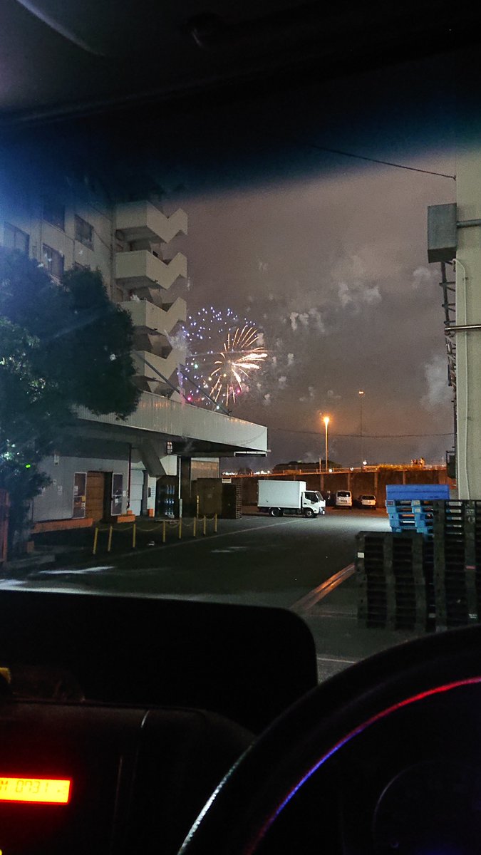 N_safeDR21's tweet photo. 横浜で花火上がってら

た〜まや〜〜〜〜〜 https://t.co/DFgYiuI3Hz