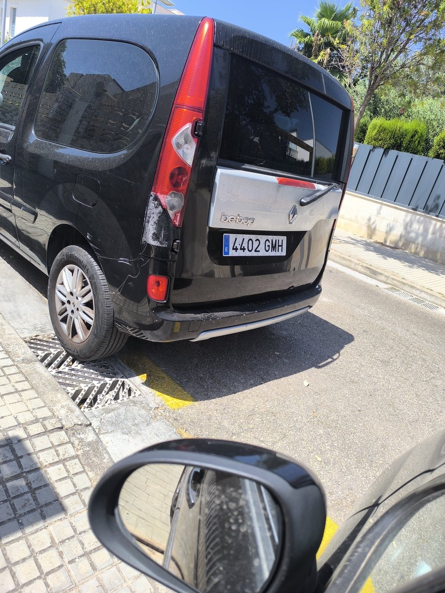 gildoEstLli's tweet photo. @ajuntpalma pues esto es diario en Carrer sipia 12. Encima la calle es estrecha y no hay margen para girar con los vehículos encima de la línea amarilla. https://t.co/nlhsonbtYU