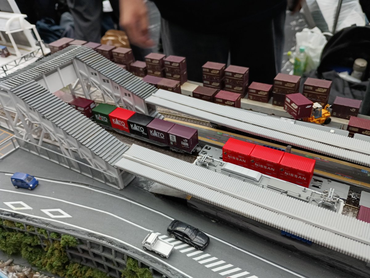 KM_RailwayClub's tweet photo. 今回のジオラマの舞台である日立駅には貨物駅が併設されており、部活動史上初の「汚し塗装」に挑戦✨
海沿いの情景や建造物にもこだわりました💪

また、隣の学校は "たまたま" 同じ学園である岩槻の開智高校!? という事で色々とお話しさせて頂きました🙇

部誌は3日間で250部以上も配布できました！ https://t.co/B4fSi6RvL6