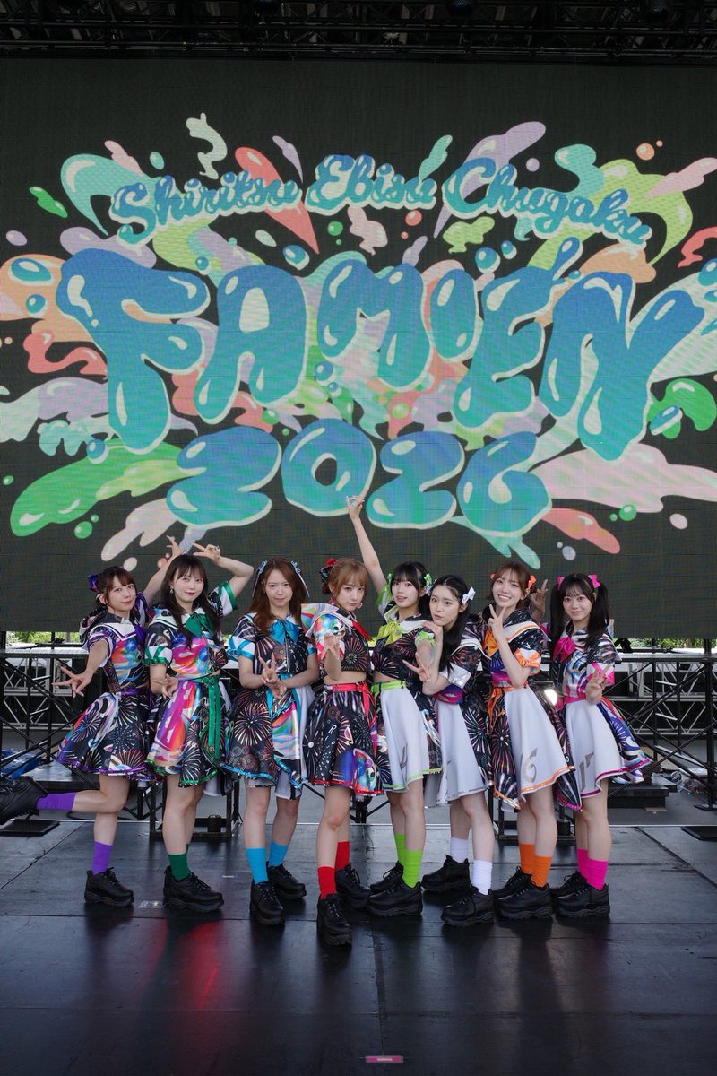 NishiokaPencil's tweet photo. 私立恵比寿中学FAMIEN2026花火衣装アートワークを担当しました。衣装デザインは寄森久美子さん。EBICHU×FAMILY×SUMMER=FAMIENをテーマに夏のモチーフで賑やか華やかに。FAMIENのあのブチアゲ感をビジュアルに出来たと思います。８人揃っての総柄感も好き。家に帰るまでが遠足。皆さまお疲れ様でした☆ https://t.co/tk380gvQg5