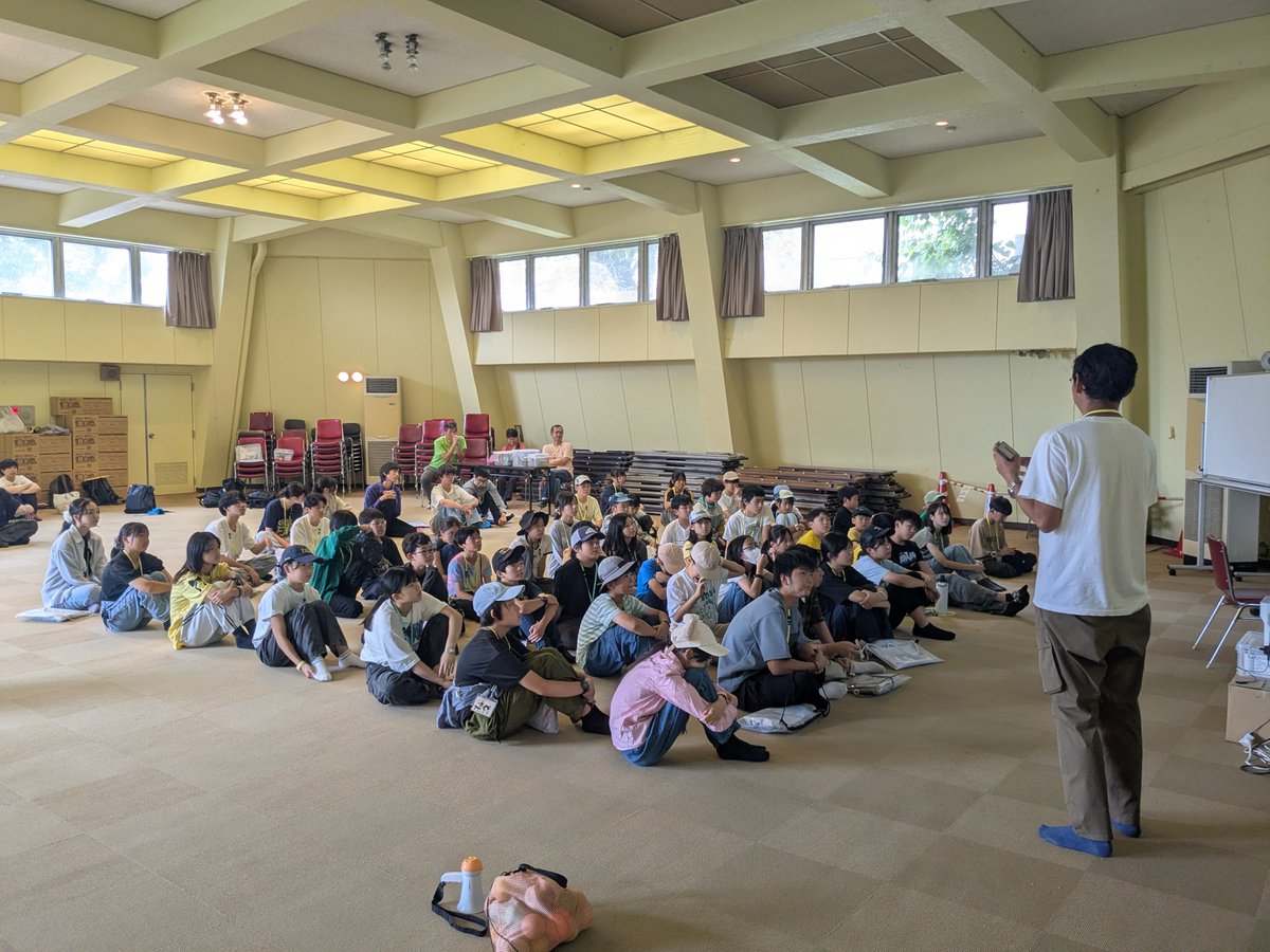 koshi_friends's tweet photo. まっは先生から講義「自然に向かう前に」で心構えを学んで、いよいよ外に繰り出します。
調理、火付け、班付リーダーなど、担当ごとに野外炊飯がうまくできるよう、始める前に打合せをしています。 https://t.co/JWc626IwLP