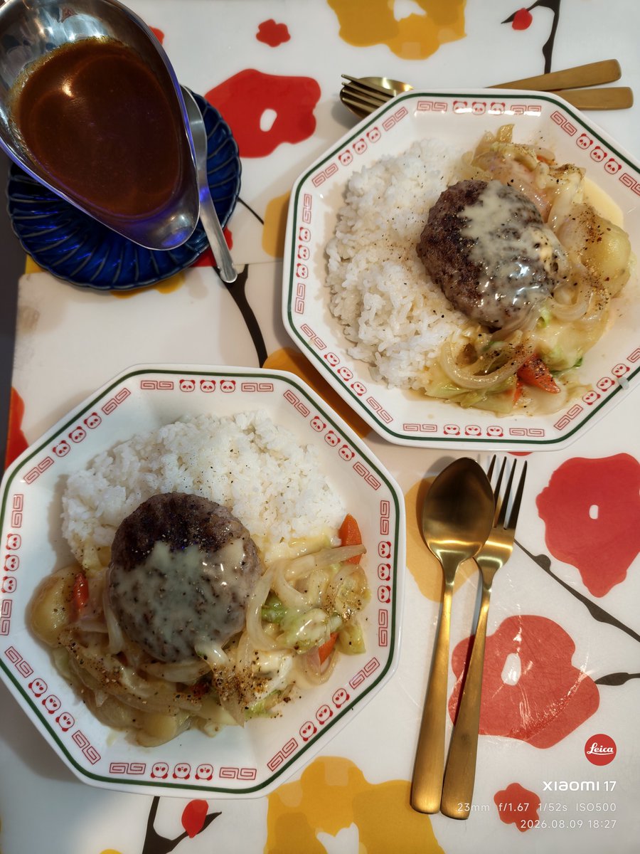 TinHoBlogger's tweet photo. 8/09（日）
👨🏼‍🍳いただきますね~  今晩のオススメはハンバーグカレーライス🫰😋😋

#カレー
#カレーライス
#ハンバーグ 
#チーズハンバーグ
#簡単料理 https://t.co/2Ig7AXx0hr