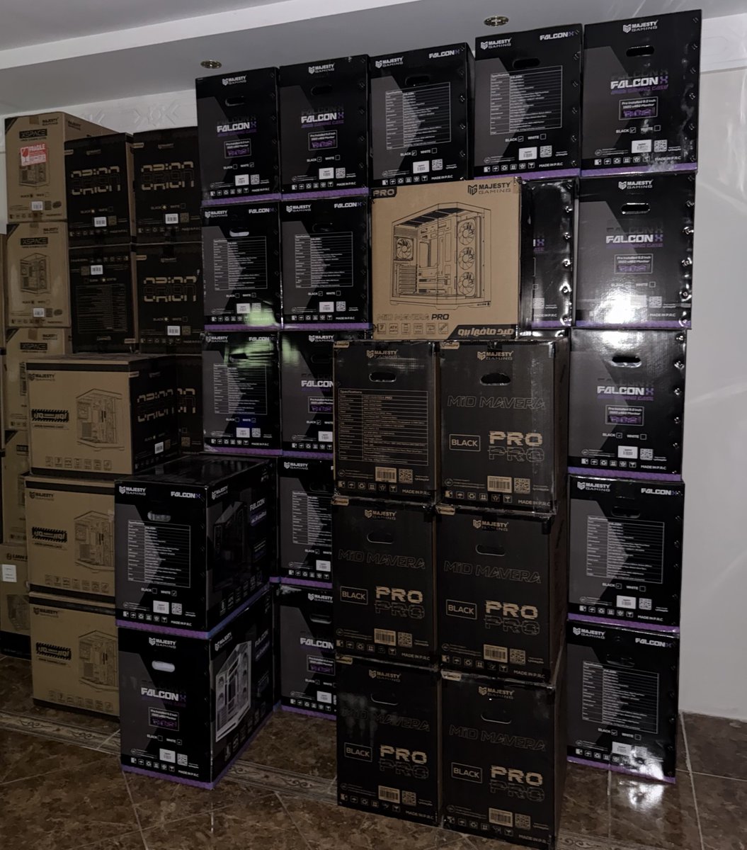 pc_techz's tweet photo. بما إن مرت سنة بهالسرعة من فتحنا المتجر، بخلي هالتغريدة فضفضة شوي ❤️

من يوم بدينا بمنصة حراج ودخلنا بعدها منصة اكس مرت علينا سنة كانت أكبر بكثير من كل توقعاتنا اللي فكرنا فيها تخيلناها او حتى حلمنا فيها.

خلال هالسنة استقبلنا ما يقارب ألف طلب، رقم بصراحة ما كان حتى في أفضل سيناريو حاطينه بالبال.
قدرنا نخدم اكثر من ١٠٠ عميل على الضمان ويارب لك الحمد اكثر من ٢٥٠ تقييم صادق منكم 

 احنا في شغلنا ما نشوفكم مجرد عملاء
نشوفكم إخوان وأقارب، وطلباتكم نعتبرها طلباتنا.

نهتم بأصغر التفاصيل، وشوفتكم راضين عن شغلنا أعلى طموح لنا، وإن أخطينا والخطأ وارد مشّوها لنا اخوانكم الصغار🙏🏽

كل هالأرقام تسعدنا ونفتخر فيها، لكن الشيء اللي نفتخر فيه أكثر من أي رقم هو ثقتكم بالمتجر.

كل شخص طلب من عندنا، رجع تعامل معنا، وصّى بالمتجر لأحد يعرفه، كتب لنا كلمة طيبة أو تقييم، أو حتى دعمنا من بعيد
شكرًا من القلب ❤️

لولا الله ثم ثقتكم ودعمكم، ما كان وصلنا للي وصلنا له اليوم.

سنة أولى انتهت، تعلمنا فيها كثير وكبرنا معكم، وطموحنا للسنة الجاية أكبر بكثير.

شكرًا لكم على سنة ما راح ننساها 
والقادم أجمل وافضل بإذن الله.

والشكر موصول لمنصة @SallaApp اللي سهّلت لنا أشياء كثيرة من أول يوم، وكان لها بعد فضل الله دور كبير في إننا نوصل لكم