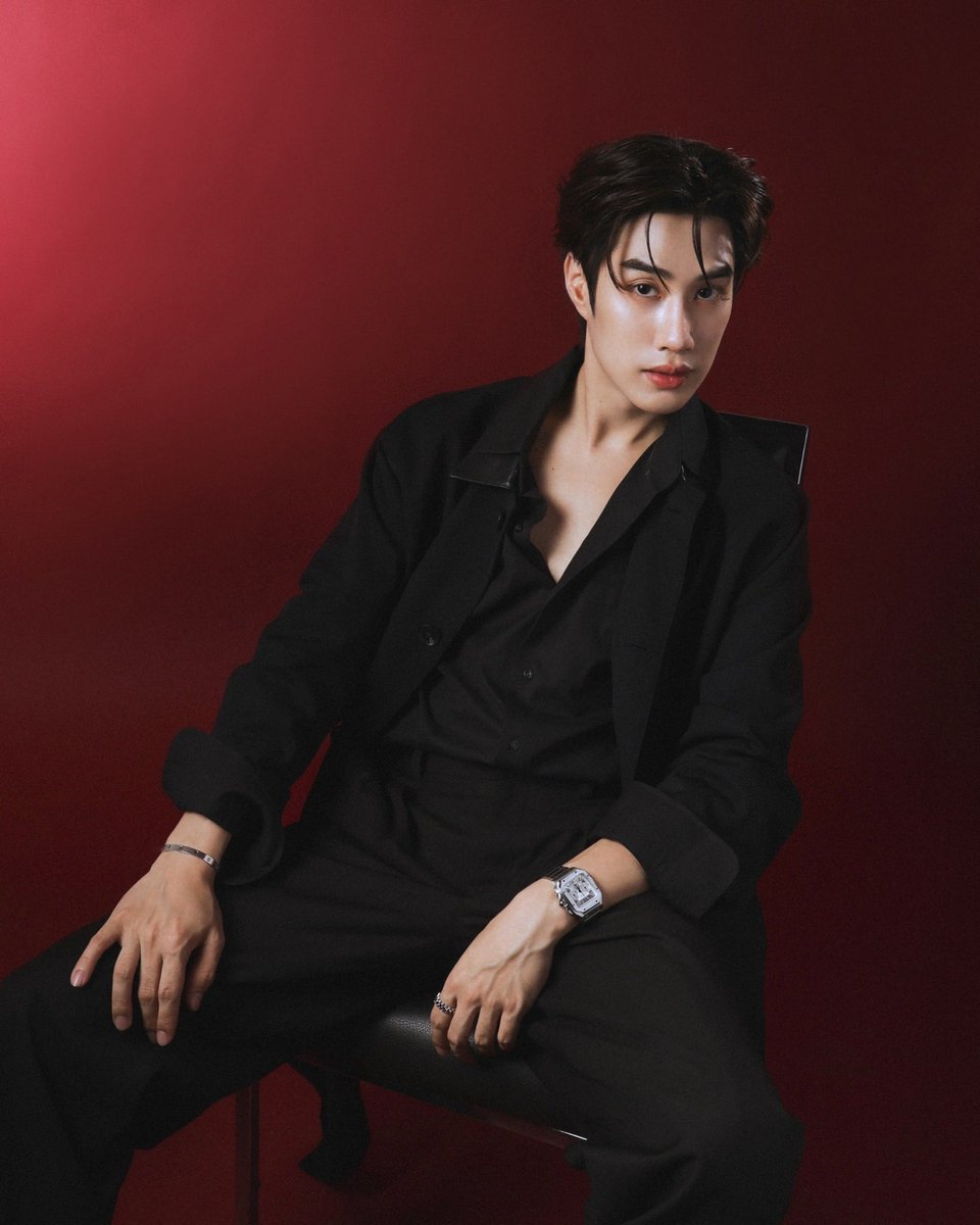 Siam_Paragon's tweet photo. Cartier เปล่งประกายบนพรมแดง Weibo Gala 2026 ณ สยามพารากอน พร้อมด้วยเติ้ล มติมันท์ (@TLE_mtm) ที่มาร่วมสร้างสีสันและคว้ารางวัลสำคัญในค่ำคืนที่ผ่านมา ถ่ายทอดเสน่ห์เหนือกาลเวลาผ่านเครื่องประดับอันประณีต สะท้อนศิลปะแห่งงานฝีมือของเมซง

โดย เติ้ล มติมันท์ สวมใส่นาฬิกา Santos de Cartier หน้าปัดสีเงินคู่สายสตีล เติมเต็มลุคด้วยกำไล Love เซรามิกรุ่นล่าสุด และแหวน Clash de Cartier

ค้นพบผลงานอันเป็นเอกลักษณ์ของ Cartier ได้ที่ชั้น M และ 1 สยามพารากอน

WEIBO GALA 2026 AT SIAM PARAGON

#CartierThailand @Cartier 
#TLE_mtm
#WeiboGala2026xSiamParagon
#WeiboGala2026
#SiamParagon