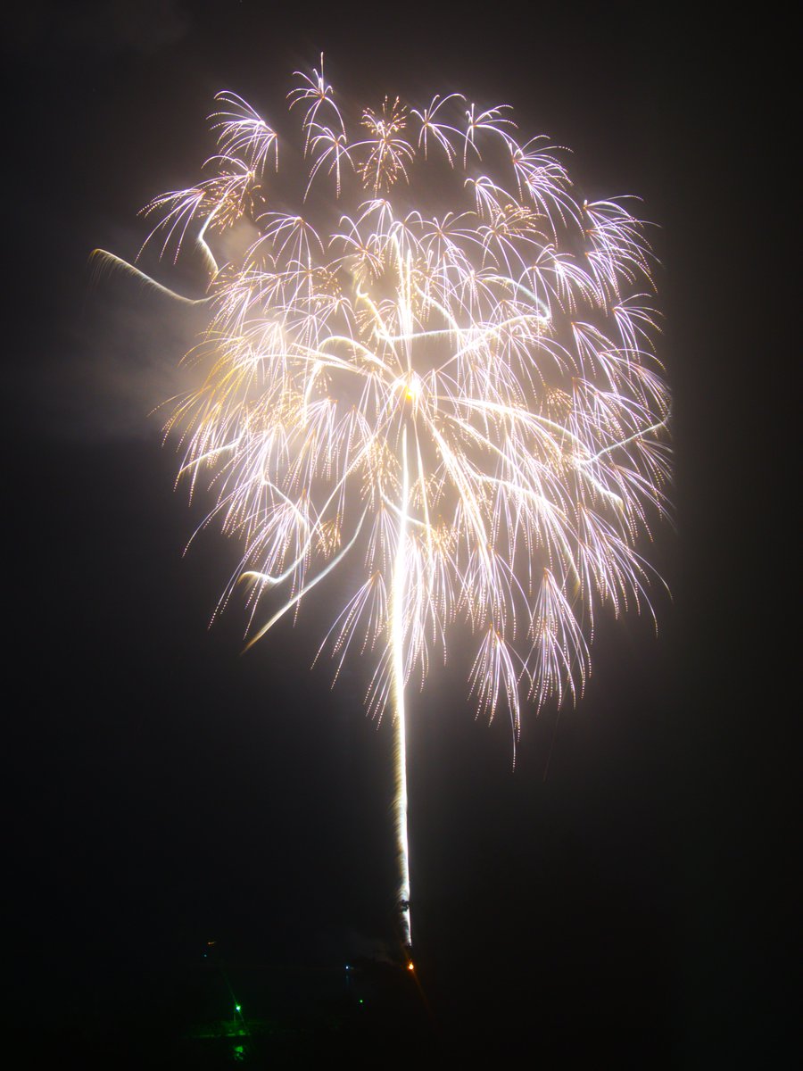EDIHHIDE1's tweet photo. たーまやー
かーぎやー

#花火 #写真好きな人と繋がりたい #キリトリセカイ #ファインダー越しの私の世界 #ダレカニミセタイケシキ #ファインダーは私のキャンパス https://t.co/bhvF7Q2DVM
