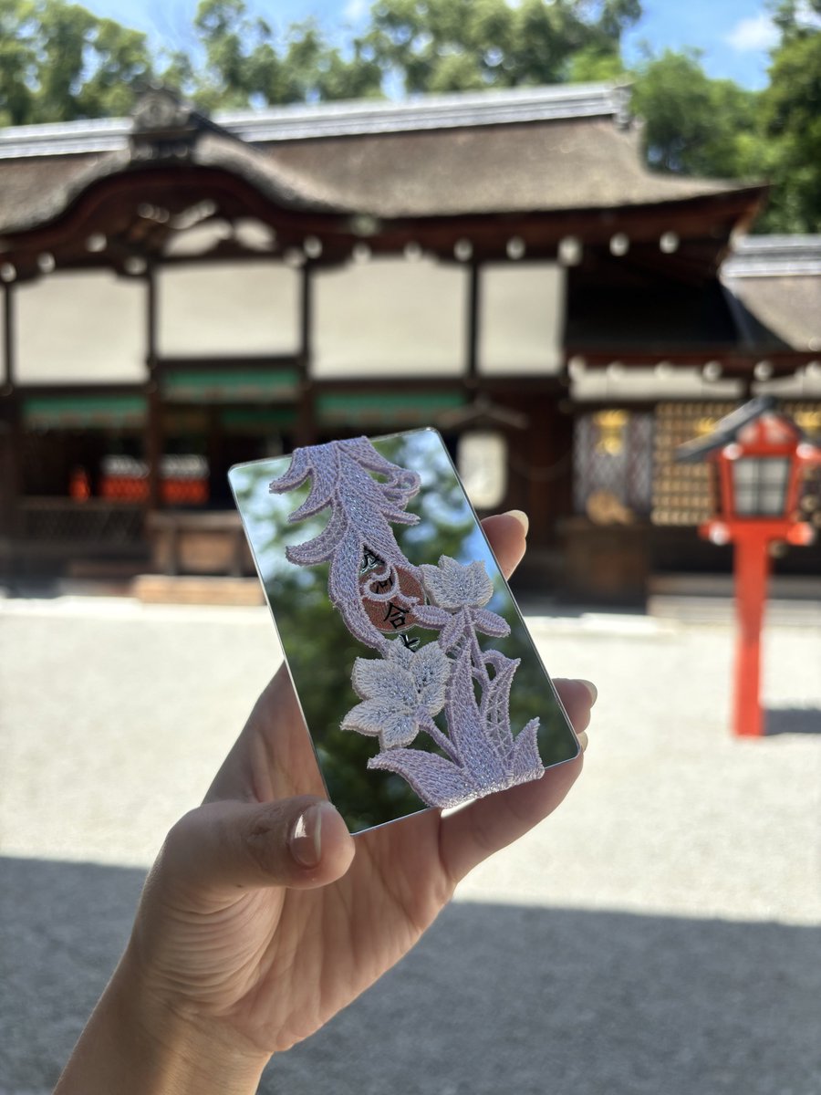 atarilife's tweet photo. @dazaifutenmangu @fukutoku_mebuki @tokyodaijingu ⑩ 河合神社

玉依姫命が玉のように美しいことから、外見だけでなく内面も磨き美しくなれる“美麗��神”✨

自分のメイク道具で顔を描いて美を祈願する「鏡絵馬」も有名です💄 私も願いを込めてきた！

そして、ずっと気になっていた「美鏡守」をお迎えしました😼🩷
どの色も素敵で悩みに悩んで…紫に🪻 https://t.co/kXMnP9jR1H