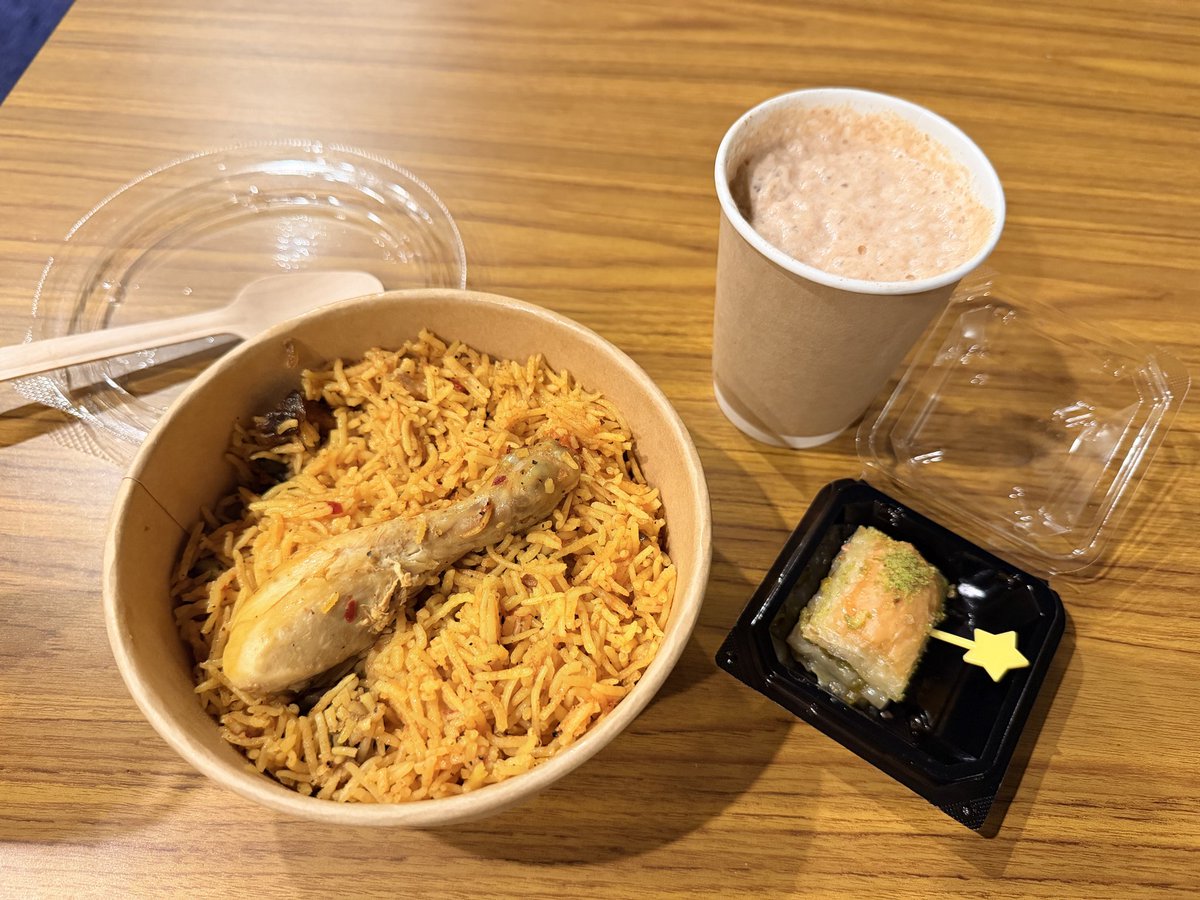 yamafuto's tweet photo. アフター万博クラゲ祭り「いのちを祝う」に参加。シノビー、ピノ、レネの組合せはレア過ぎる！
光るミャクミャク様も久しぶり。飲めてなかった、デーツシェイクも飲めたし、最後は輪になって踊って大満足。 https://t.co/4b2gvI4ZIG