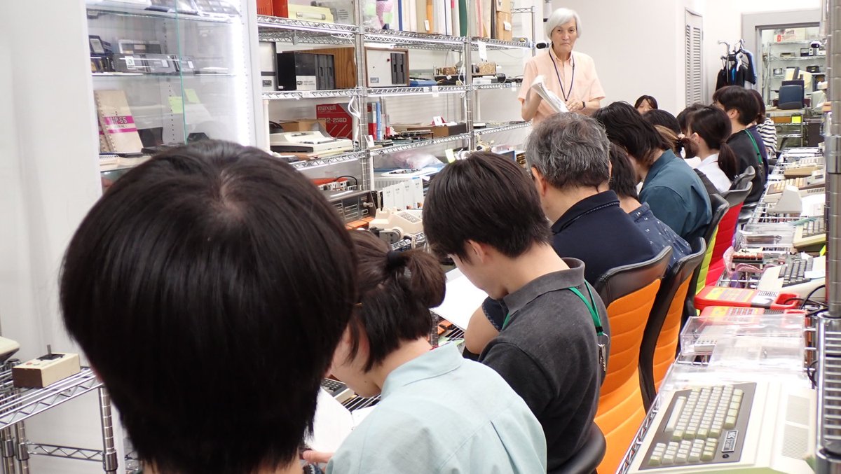 Dream_Library_'s tweet photo. 本日(8月9日)は、東京通信大学の在学生と卒業生、教職員の皆様 20名のご来館いただきまし���。
「マイコン革命の歴史を学ぶセミナー」を開催しました。
定番のガイドツアーコースですが、本日は、マイコン革命前夜の「コミュニティー・メモリ」活動を中心にご説明しました。

1973年:伝説のエンジニア　リー・フェルゼンスタイン氏らが、バークレーのコインランドリーの横に世界初の公衆電算掲示板「コミュニティ・メモリ」の端末を設置。

1974年前半:反戦運動家であり『ホール・アース・カタログ』の休刊余剰資金2万ドルを託されていたフレッド・ムーアが「コミュニティ・メモリ」に参加。

1974年後半:フレッド・ムーアが、自分の靴箱の中に、エッジパンチカード(索引カード:現在のデータベースに当たる、貫通穴で串刺し検索が出来る紙カード)を入れて、持ち歩き、シリコンバレー付近のマニア達のデータベースを作りながら、もっと誰もがコンピュータにアクセスできるオープンな場を作るための活動を開始。

1975年1月:『Popular Electronics』誌 1975年1月号に、世界初の個人用マイコンキット「Altair 8800」が紹介されて、全米のマニアに激震が走る。

1975年2月:フレッド・ムーアとリー・フェルゼンスタインらは、索引カードの名簿情報を元に、マニア達へ「アマチュア・コンピュータ���ユーザー・グループ」の会合開催を呼びかけるチラシを発送します。

1975年3月5日(水曜)午後6時30分に開かれたのが、その後、伝説となった「HOMEBREW COMPUTER CLUB」(ホームブリュー・コンピュータ・クラブ)の第1回目の会合でした。

このホームブリュー・コンピュータ・クラブには、その後のマイコン革命のキーマン達の、ほぼ全員が集まっていました。

この会合で「Altair 8800」の現物が紹介されて、多くのマニアに閃きを与えました。

スティーブ・ウォズニアック氏と、スティーブ・ジョブズ氏は、Apple1とAppleⅡを作りました。

ビル・ゲイツ氏とポール・アレン氏は、MITS BASIC(後のマイクロソフトBASIC)を作りました。

リー・フェルゼンスタイン氏は、SOL-20と、Osborne 1を作りました。

米国のマイコン革命は「HOMEBREW COMPUTER CLUB」(ホームブリュー・コンピュータ・クラブ)から始まりました。

「マイコン革命の歴史を学ぶセミ��ー」へのご参加ありがとうございました。

インテルi4004、『ホール・アース・カタログ』最終号、『Popular Electronics』誌 1975年1月号、Altair 8800、MITS BASICの紙テープ、Apple1、SOL-20、AppleⅡ、Osborne 1、などの歴史的展示品を紹介しながら、具体的なセミナーを展開しました。

マイコン博物館では、ご希望によりガイドツアーを開催しています。